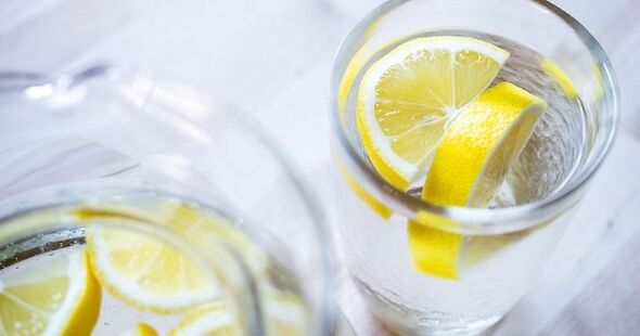 Přidání citronové šťávy do vody usnadní dodržování vodní diety. 