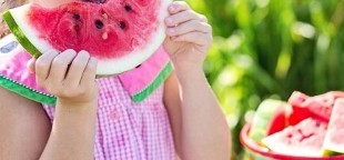 dívka jíst meloun
