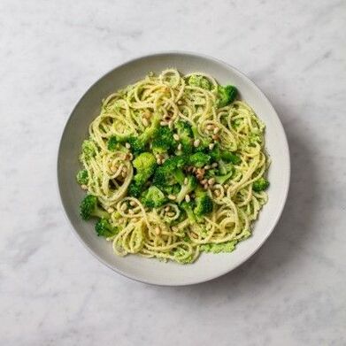 špagety s brokolicí a piniovými oříšky, středomořská strava