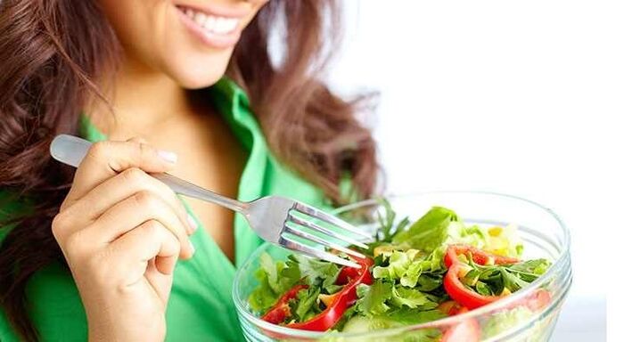 dívka jí zeleninový salát na proteinové dietě