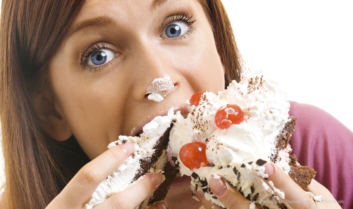 dívka jí dort a zlepšuje se, jak zhubnout