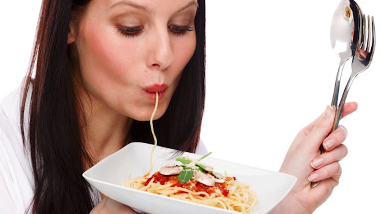 žena jíst špagety pro hubnutí břicha