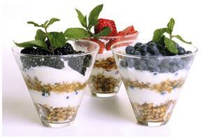 ovesné vločky s jogurtem a bobulemi pro správnou výživu a hubnutí